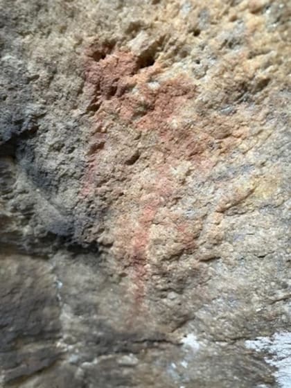 Arte rupestre en el refugio rocoso de Oakhurst, granja Oakhurst, cerca de Hoekwil, Sudáfrica