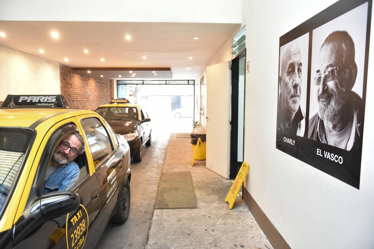 Arte x Arte en enroque con una parada de Taxi y el artista es Ariel Ballester