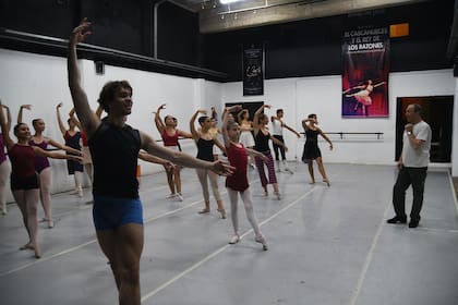 Una clase con Mario Galizzi, en los salones de Guardia Vieja (en primera fila, Emmanuel Vázquez, actual primer bailarín en el Ballet de Santiago)