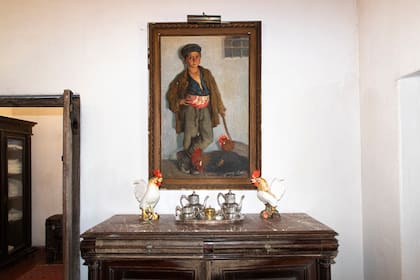 Arte y muebles antiguos en el comedor de la estancia.