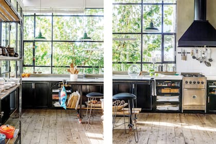 Artefacto de cocina (Belén Instalaciones) con campana de hierro, azulejos (Cerámicos La Plata), mesada de microcemento (Laxton Revestimientos) y amoblamiento a medida.