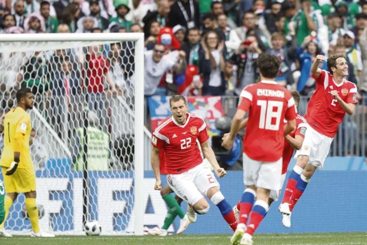 Artem Dzyuba (22), que reemplazó a Smolov, anotó el tercer gol de Rusia ante Arabia Saudita en Moscú