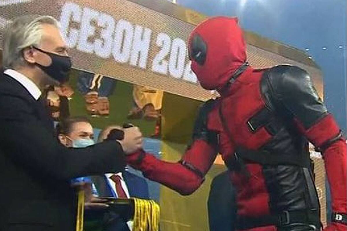 Artem Dzyuba subió a recibir su medalla de campeón de Rusia disfrazado de Deadpool