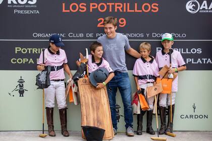 Artemio Figueras, León Donoso, Pedro Chavanne y Rufino Laulhé, los campeones de la copa de oro de la Potrillitos, contentos junto a Bartolomé Castagnola (h.), de 18 años y una de las dos revelaciones de 2019.