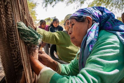 Artesanas que forman parte de la cooperativa COMAR, que nuclea a 2600 mujeres de las comunidades Wichí, Qom'lec y Pilagá.