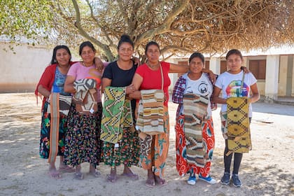 Artesanas Wichí con sus creaciones en fibras de chaguar.