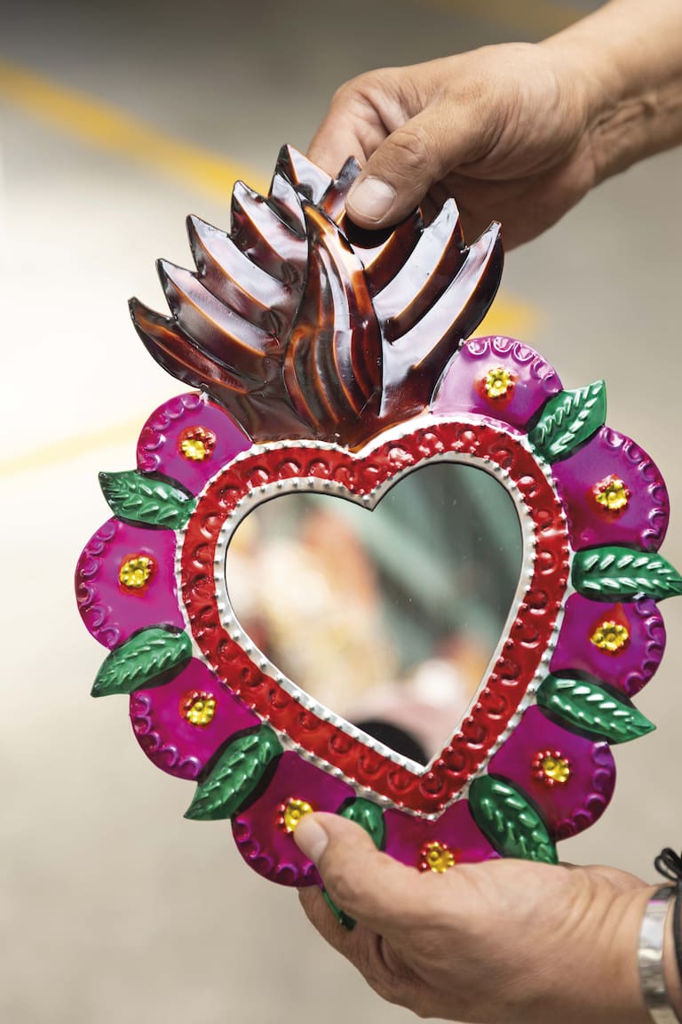 Artesanía de hojalata de un corazón sagrado en el Mercado de la Ciudadela.