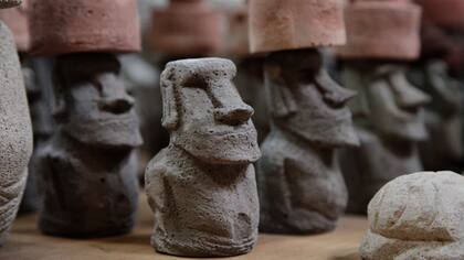Artesanías de moai con sus característicos pukao o tocados