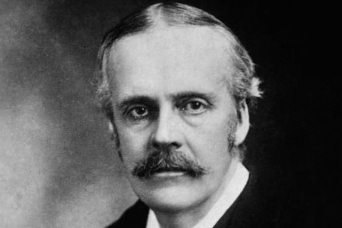 Arthur Balfour, canciller de Reino Unido en 1917, firmó el documento