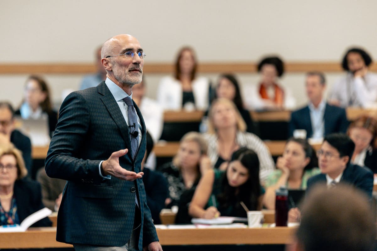 Arthur Brooks es autor de 13 libros; el último, Construye la vida que anhelas, lo escribió junto con la periodista Oprah Winfrey