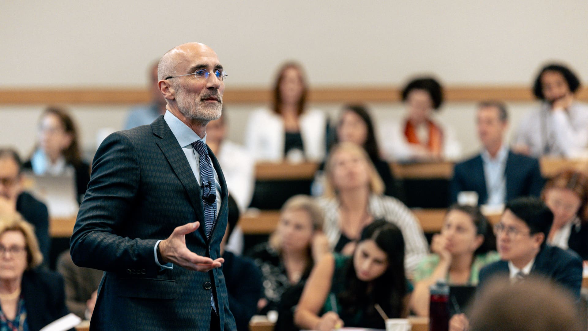 Arthur Brooks es autor de 13 libros; el último, Construye la vida que anhelas, lo escribió junto con la periodista Oprah Winfrey