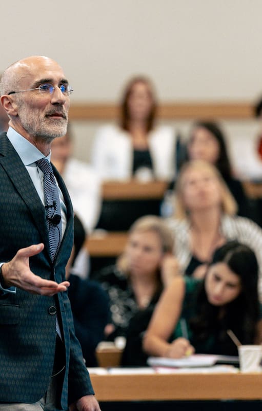 Arthur Brooks es autor de 13 libros; el último, Construye la vida que anhelas, lo escribió junto con la periodista Oprah Winfrey