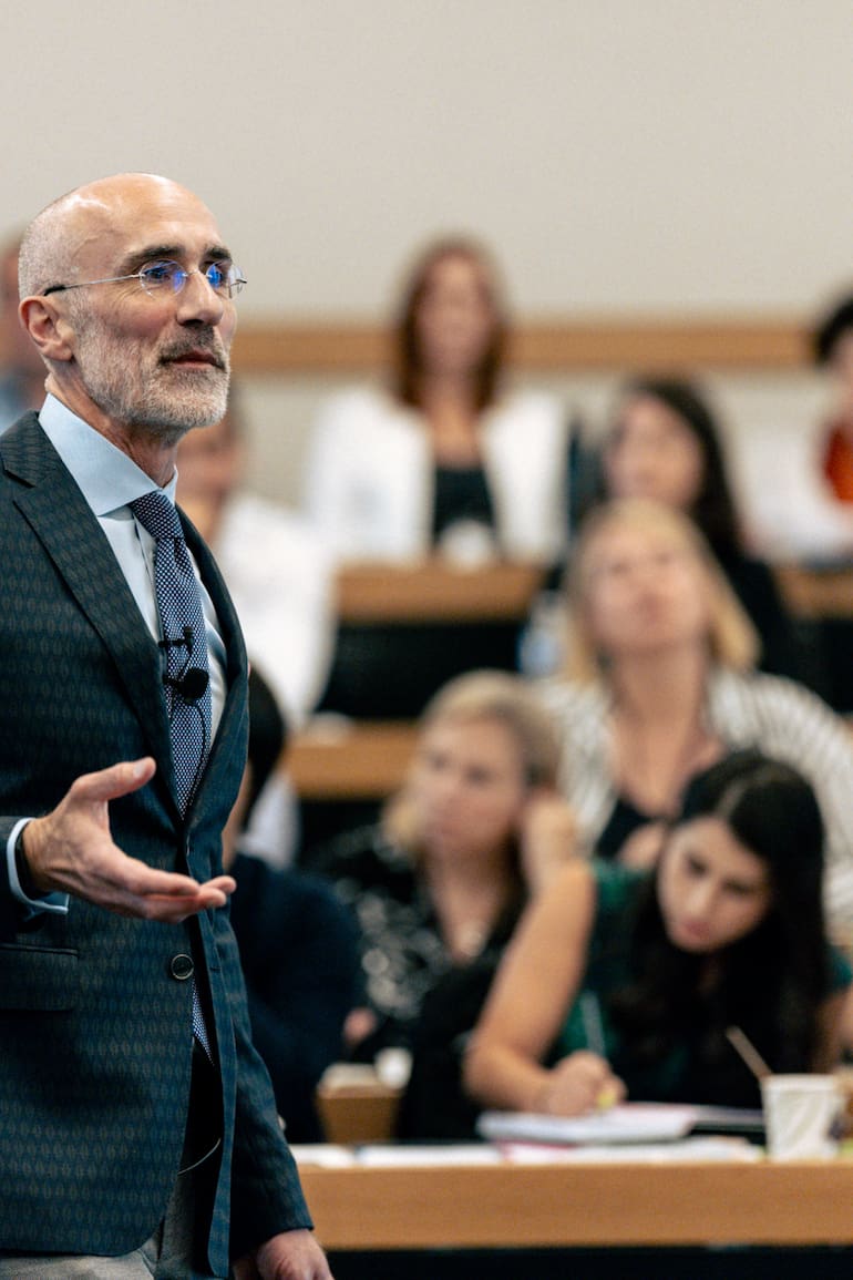 Arthur Brooks es autor de 13 libros; el último, Construye la vida que anhelas, lo escribió junto con la periodista Oprah Winfrey
