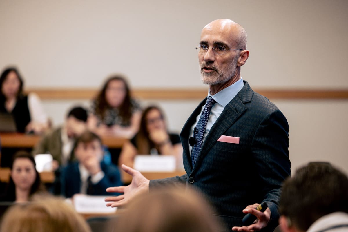 Arthur Brooks explica que sentirse feliz no es lo mismo que entender de qué está hecha la felicidad