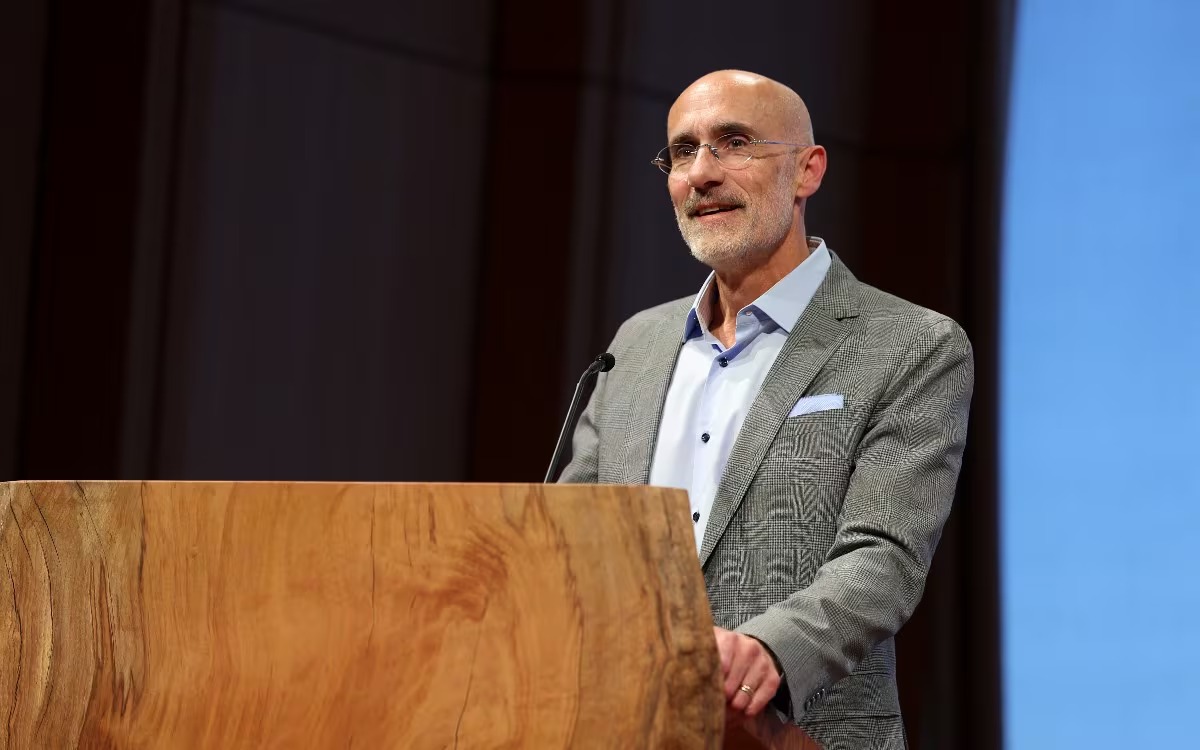 Arthur C. Brooks propone cuatro técnicas para ayudar al cerebro a prestar más atención a las experiencias positivas