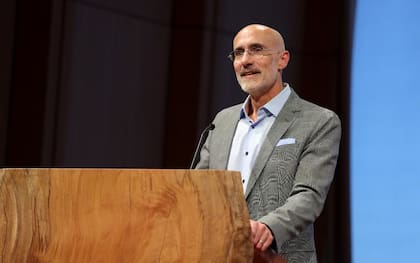 Arthur C. Brooks propone cuatro técnicas para ayudar al cerebro a prestar más atención a las experiencias positivas