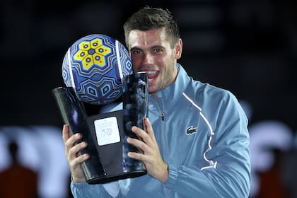Arthur Gea celebrando con el trofeo de campeón del ATP mexicano de Los Cabos
