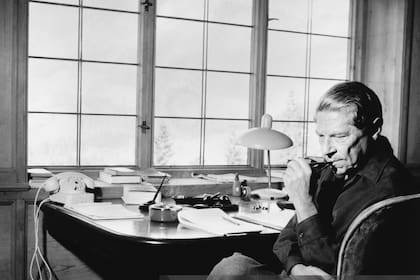 Arthur Koestler, en su estudio