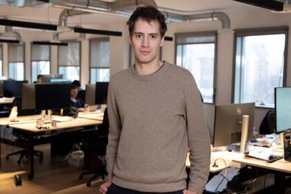 Arthur Mensch en las oficinas de Mistral en París