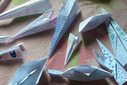 Arthur, que estaba triste porque había perdido su celular en el mar, pensó en vender aviones de papel para poder comprar uno nuevo