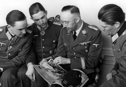 Arthur Wollschlaeger, a la izquierda, con Heinrich Himmler, segundo por la derecha