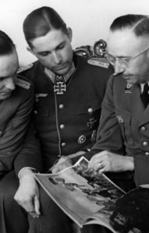 Arthur Wollschlaeger, a la izquierda, con Heinrich Himmler, segundo por la derecha