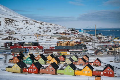 Longyearbyen, ubicada en la isla de Spitsbergen, en el norte de Noruega, vive las consecuencias del cambio climático (Photo by Jonathan NACKSTRAND / AFP)
