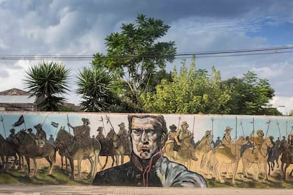 Artigas y los 33 Orientales, grandes héroes del pueblo charrúa, inmortalizados en un paredón de Carmelo.