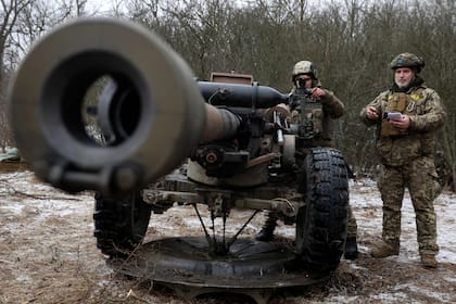 Artilleros ucranianos se preparan para disparar un obús L119 hacia posiciones rusas en una línea del frente en la región de Lugansk el 16 de enero de 2023, en medio de la invasión rusa de Ucrania.