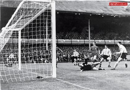 Artime marca el gol argentino ante España en Inglaterra 66