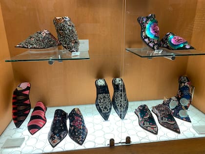 Nick Cave llenó toda una sala del 5° piso del Museo Guggenheim con 16 de sus Soundsuits, sofisticados atuendos cubiertos de pies a cabeza de chucherías