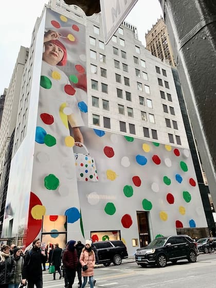 La fama de Yayoi Kusama y sus puntos, imponente entre los locales comerciales de la 5ta Avenida
