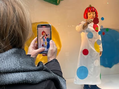 Un robot hiperrealista de Yayoi Kusama en la vidriera de la Quinta Avenida de Louis Vuitton