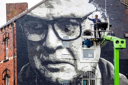 El artista polaco Irek Jasutowicz trabaja en un nuevo mural sobre Marcelo Bielsa cerca de Hyde Park, en Leeds. Una muestra más de la admiración que el entrenador despierta en la ciudad