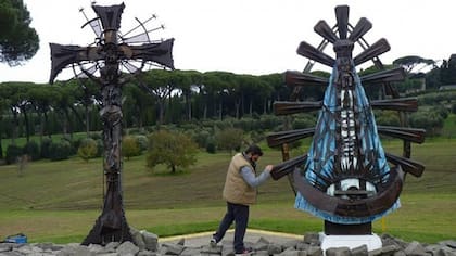El artista argentino Alejandro Marmo mantuvo una larga amistad con el Papa Francisco; sus obras Cristo Obrero y Virgen de Luján están emplazadas en el Vaticano
