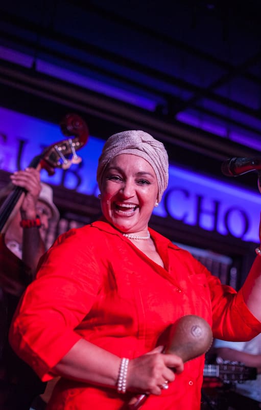 Artista cubana durante un show de CubaOcho.