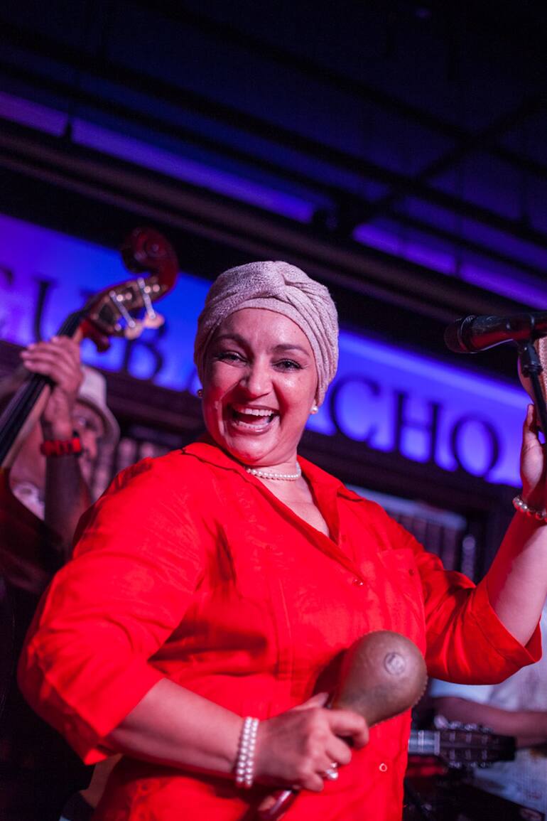 Artista cubana durante un show de CubaOcho.