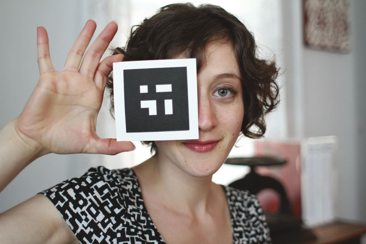 Artista, poeta, docente e investigadora, su materia de estudio son los libros. Plantea la lectura como una experiencia corporal e indaga en cómo “un artefacto de información portable, almacenada y distribuida” ha logrado transformar a las personas desde los tiempos del papiro y las tablas de arcilla