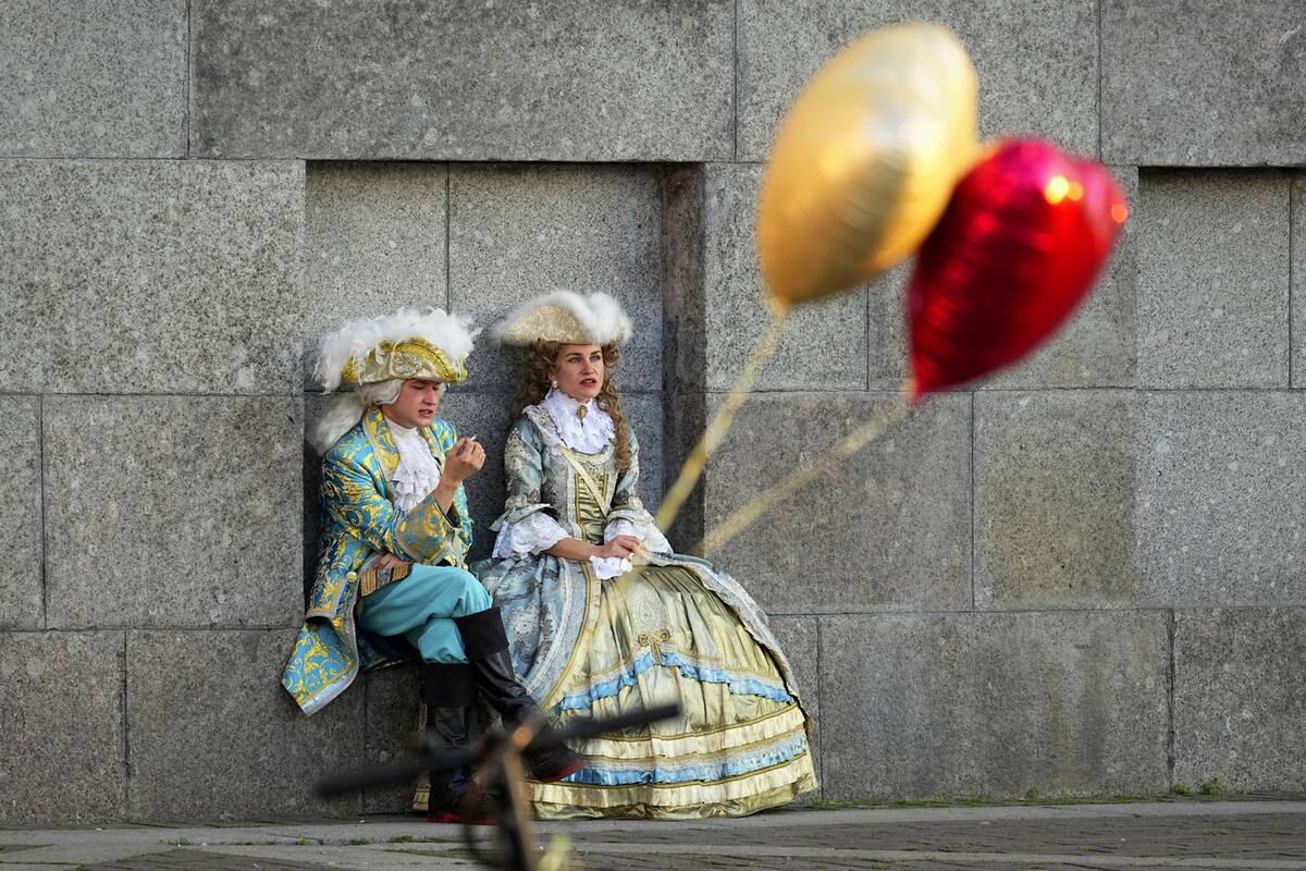 Artistas callejeros en la Plaza del Palacio de San Petersburgo, Rusia. Edición fotográfica: Jesica Rizzo