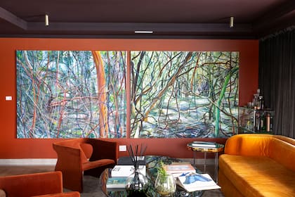 Artistas de Argentina, Uruguay y México integran Diderot, la plataforma que aportó más de 40 obras exhibidas en los distintos espacios de la muestra. En el departamento de Gaby López Monzón, dos obras del artista argentino Adrián Paiva.