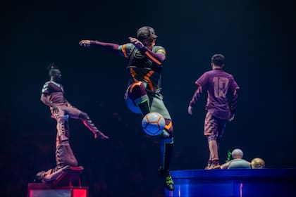Artistas de distintos países despliegan su creatividad en escena en el espectáculos del Cirque du Soleil