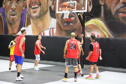 Artistas e influencers argentinos participaron en el ‘Clutch All-Star Celebrity Game’ – un partido amistoso que celebró la pasión por el basquetbol alrededor del país y el 75 aniversario de la NBA.