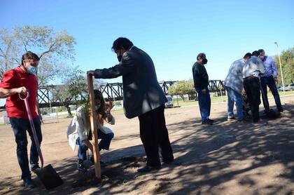 Artistas, funcionarios y poetas plantan árboles en Río Cuarto, que desde abril tiene su propio Bosque de la Poesía