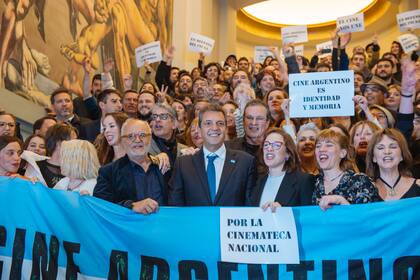 Artistas junto al ministro de Economía, Sergio Massa