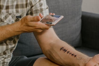 Artistas locales importaron los tattoos con audios que se reproducen con una app; mensajes de seres queridos, música y hasta voces de mascotas