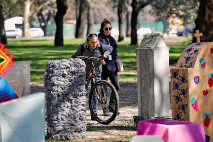 Artistas locales participaron de la convocatoria para enterrar a los vivos en la instalación Eternity, una ficción de un cementerio