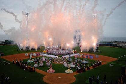 Artistas participan en la ceremonia de inauguración de los Juegos del ALBA en el estadio de béisbol, el viernes 21 de abril de 2022, en La Guaira, Venezuela. (AP Foto/Ariana Cubillos)