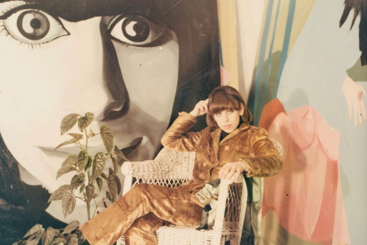 Artistas que en los 60 fueron referentes del mundo del vestir, como Dalila Puzzovio y las doble plataformas, los desfiles experimentales de Delia Cancela, los tejidos de Mary Tapia y las publicaciones en Vogue y Harpers Bazaar de Eduardo Costa. Diseños que aún hoy son de vanguardia