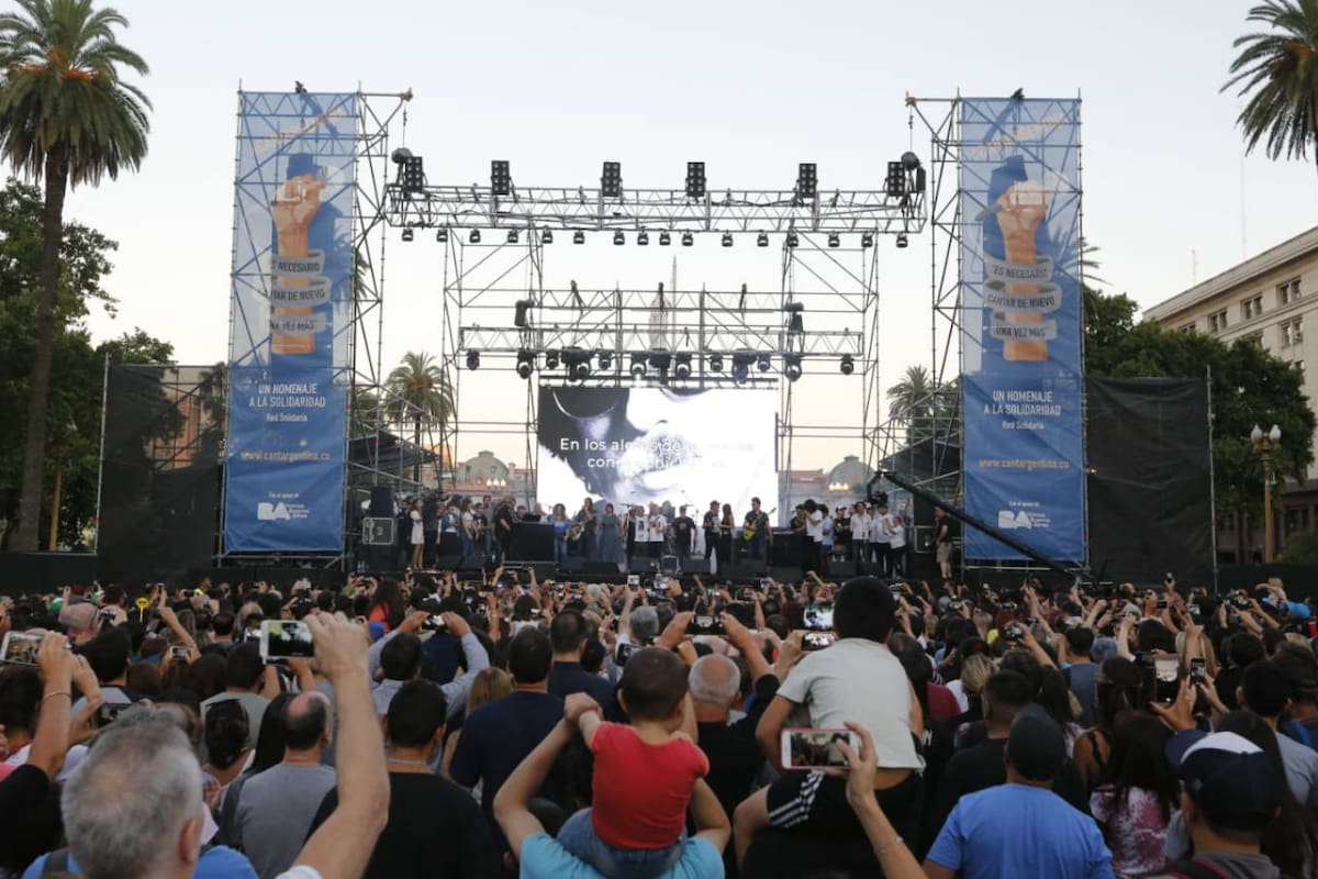 Artistas y público cantaron a la misma hora en Plaza de Mayo y en más de 300 localiddaes del país el tema Inconsciente Colectivo