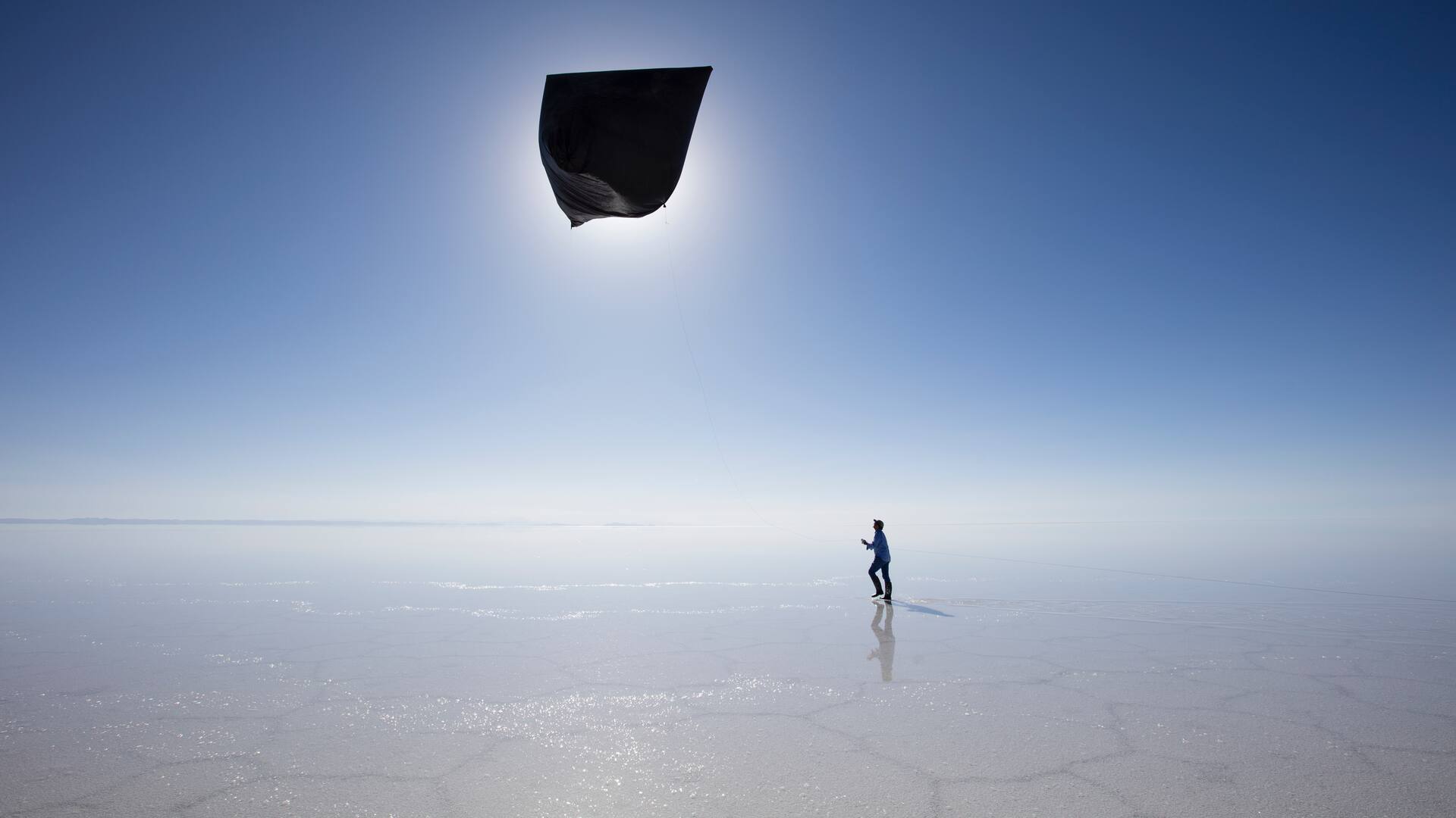 Artivismo. El artista tucumano impulsa el proyecto Aeroceno, una nueva era destinada a restaurar “el balance termodinámico de la Tierra”; sus“esculturas aerosolares” se elevan solo con el calor del sol